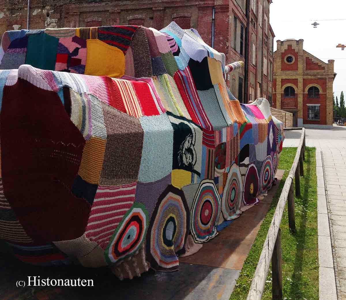 Strickpanzer im Augsburger Textilviertel